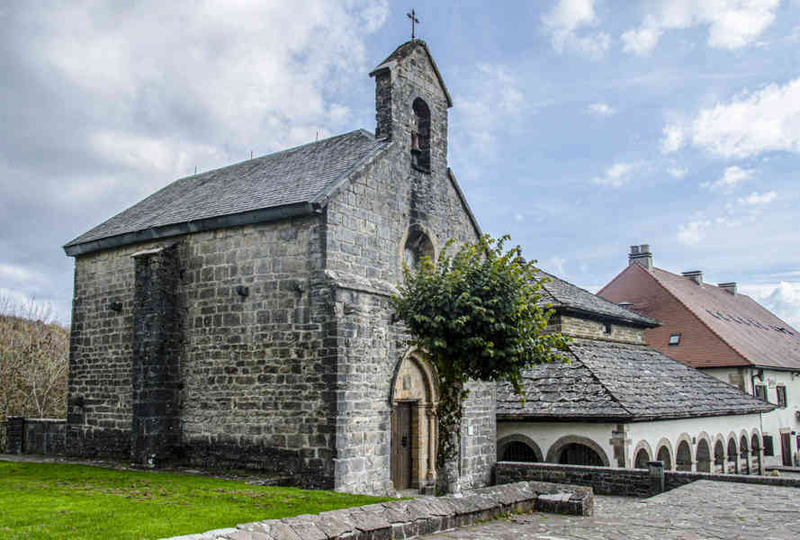 Comunidad Foral de Navarra 173 - Orreaga-Roncesvalles - iglesia de Santiago.jpg